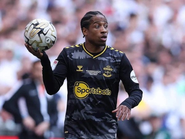 MOM操盘网 热刺考虑重新签回前后卫，明智之举——报道