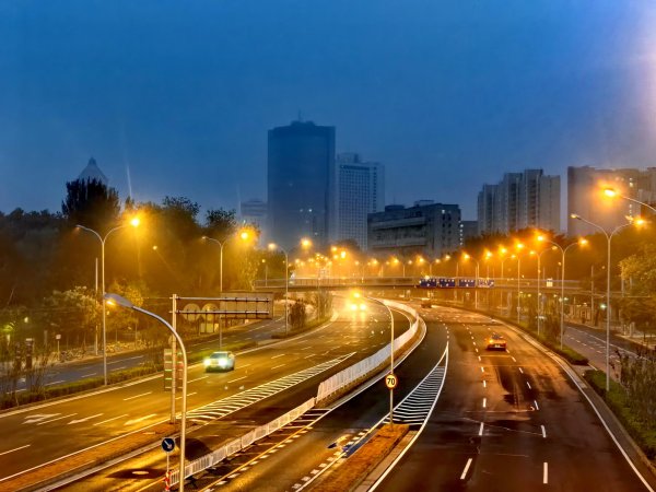 亿策略 北京今晨有轻雾，西部北部有分散性阵雨，最高32℃