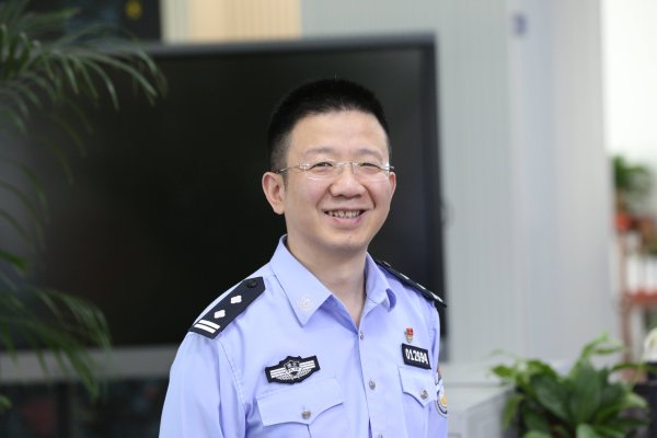 蓝乔配资 数智英雄万松，用一生守一城