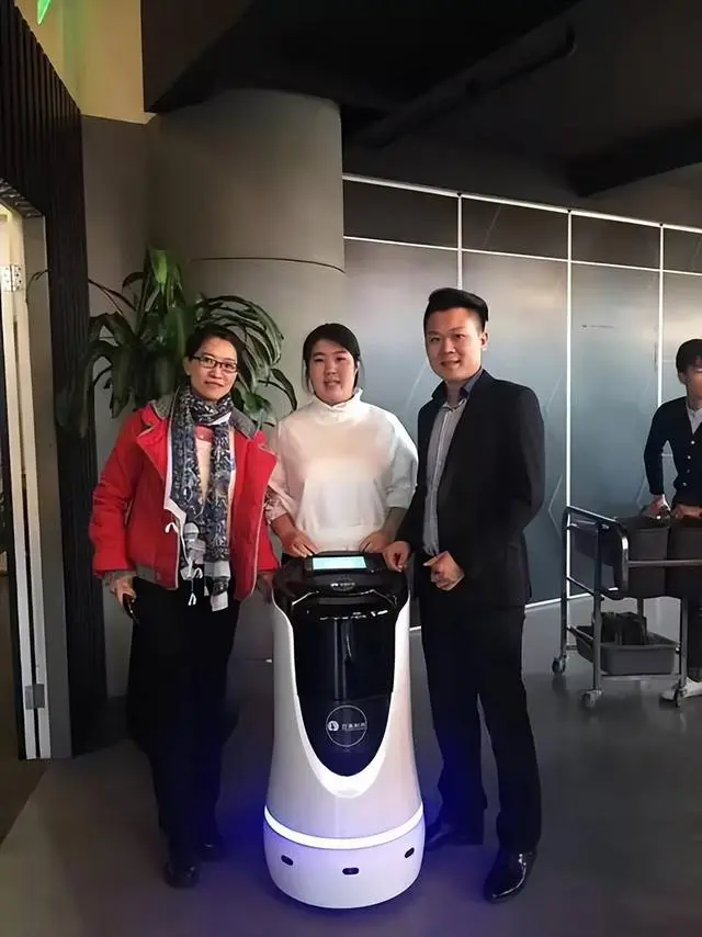 鑫策略 曾被酒店拒之门外！西安交大女生带机器人逆袭，上市当天暴涨50%